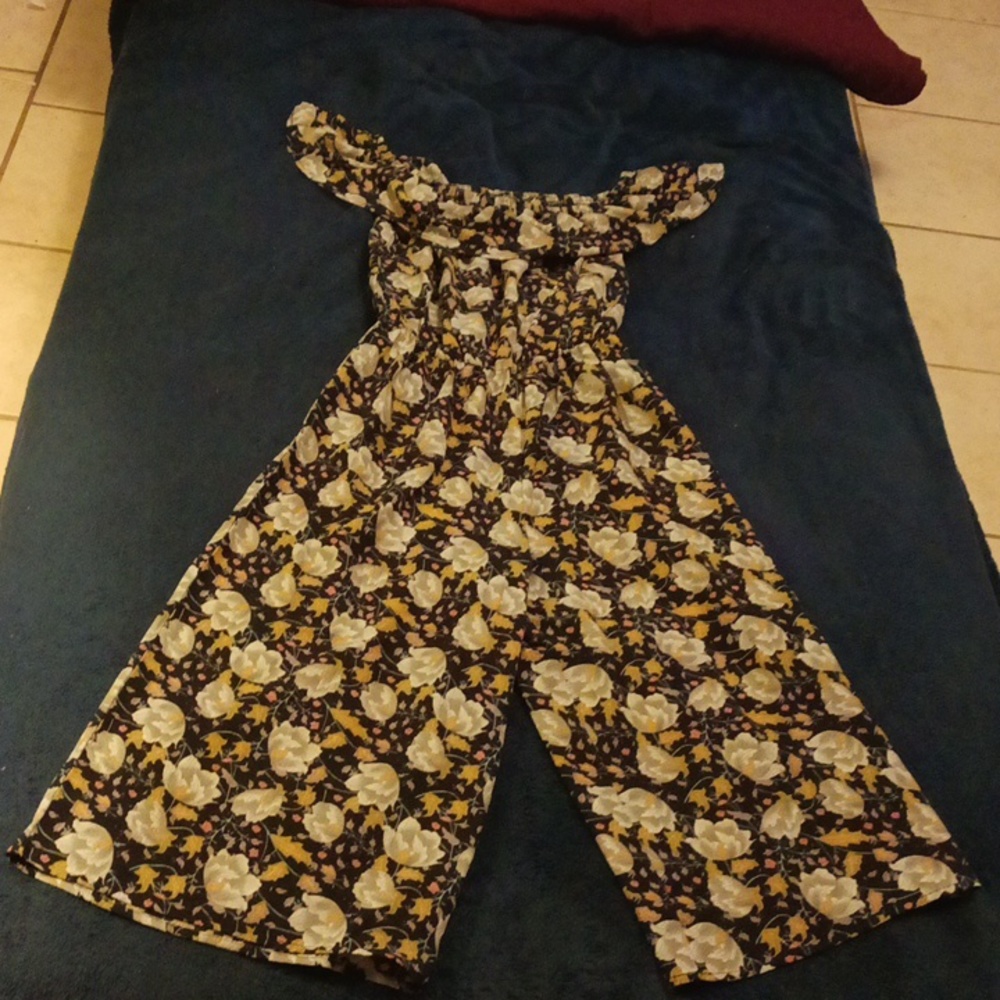 Women's pant suit with ruffled top